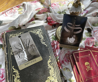 Roses, Dust & Ashes Oracle - La Panthère Studio